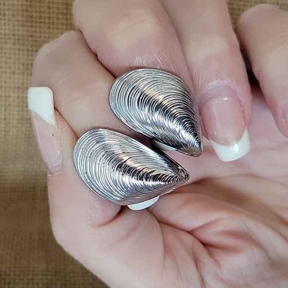 MEDITERRANEAN MUSSEL CLAM HINGED EARRINGS - Picture 6 of 9